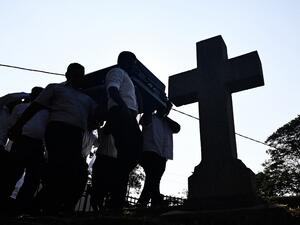 Relatives carry the coffin of a bomb blast victim for a burial ceremony at a cemetery in Colombo on April 24, 2019, three days after a series of suicide attacks targeting churches and luxury hotels in Sri Lanka.  Jewel SAMAD / AFP