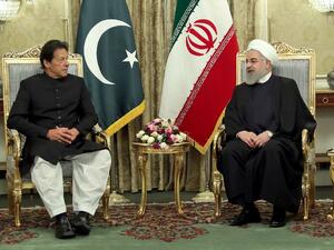 Iranian President Hassan Rouhani (R) meeting with Pakistani Prime Minister Imran Khan in Tehran (AFP /STRINGER)