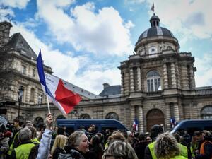 "Yellow vests" protesters demonstrate outside the Senate on April 9, 2019 in Paris. ( STEPHANE DE SAKUTIN / AFP)