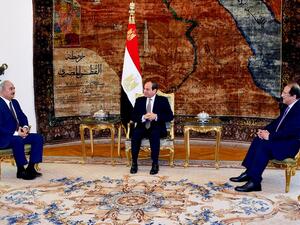 Egyptian president Abdel Fattah al-Sisi (C) and intelligence chief Abbas Kamel (R) meeting Libyan strongman Khalifa Haftar (L) at the Ittihadia presidential Palace in the capital Cairo. (AFP/ File Photo)