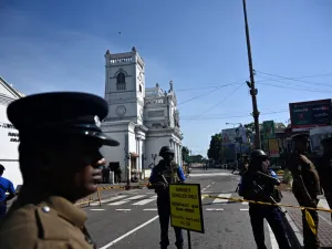 Security personnel stand guard outside St. Anthony's Shrine in Colombo on April 22, 2019, a day after the church was hit in series of bomb blasts targeting churches and luxury hotels in Sri Lanka.  Jewel SAMAD / AFP