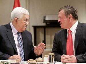 Palestinian President Mahmoud Abbas (left) dining with Jordan's King Abdullah II in Amman in January 2017. (AFP/ File Photo)