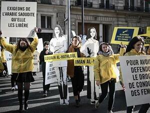 Women's rights activists hold signs as they take part in a demonstration organized by Amnesty International outside the Saudi embassy in Paris, France, on March 8, 2019. (Photo by AFP)