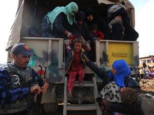 Iraqis displaced from war-wracked Mosul arrive at the Hamam al-Alil camp on March 20, 2017 (AFP /AHMAD AL-RUBAYE)