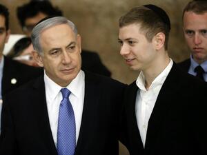 Israeli Prime Minister Benjamin Netanyahu (L) and his son, Yair, visit the Wailing Wall in Jerusalem on March 18, 2015. (AFP/ File)