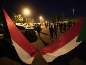 Sudanese people gather as protests continue near the site of Sudan's military headquarters in central Khartoum on May 13, 2019. (ASHRAF SHAZLY / AFP)