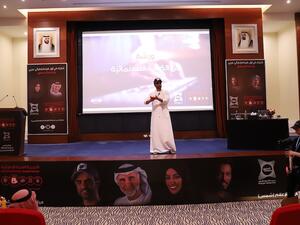 ‎⁨الكاتب الإماراتي محمد حسن أحمد خلال الورشة⁩