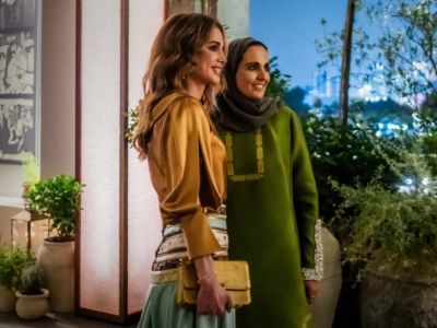 الملكة رانيا تتألق بإطلالة تجمع بين الفخامة الشرقية والعصرية في الدوحة