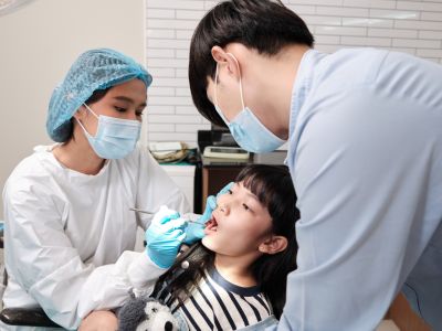 وفاة طفلة بعد علاج 18 سنًا دفعة واحدة لدى طبيب أسنان