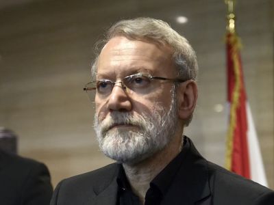 تُظهر هذه الصورة التي أصدرها مكتب الصحافة في البرلمان اللبناني علي لاريجاني، رئيس المجلس الأعلى للأمن القومي الإيراني،(AFP PHOTO)