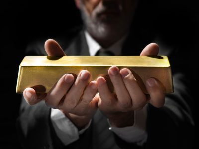 هبوط الذهب وسط ضبابية المشهد السياسي والاقتصادي