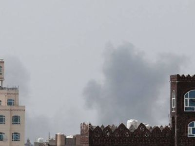 الحكومة اليمنية تعلن استهداف مدرج مطار صنعاء لمنع هبوط طائرة إيرانية.