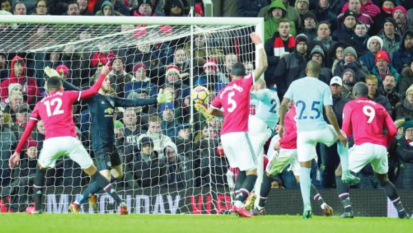 من مواجهة سابقة بين العملاقين