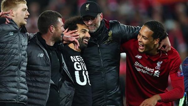 صلاح يحتفل مع كلوب وزملائه