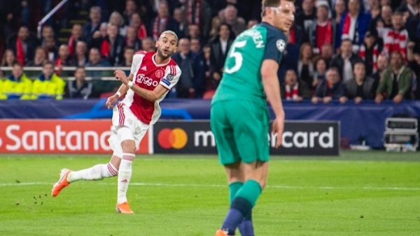 زياش (يسار) يسدد الكرة التي جاء منها هدف أياكس الثاني