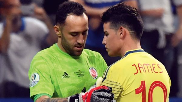 الحارس دافيد أوسبينا (يسار) يواسي خاميس