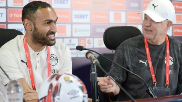 أغيري خلال المؤتمر الصحفي مع قائد المنتخب المصري أحمد المحمدي