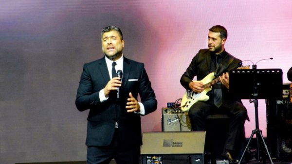 ael Kfoury croons his way to the hearts of his Saudi fans on Sunday night AN photo by Huda Bashatah