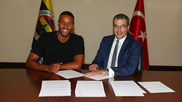 29-year old defender signs 3-year contract with additional one-year extension option with Turkish club (Photo: AA)