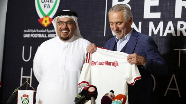 بيرت فان مارفيك (يمين) خلال تقديمه الرسمي مدرباً لمنتخب الإمارات