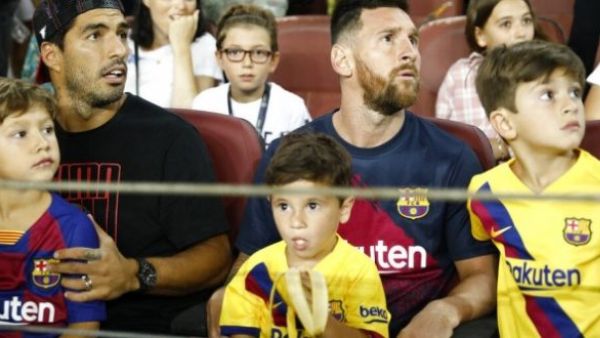 ميسي ولويس سواريز يتابعان مواجهة برشلونة وبيتيس من المدرجات