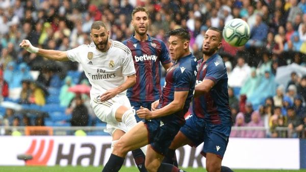 بنزيمة يواصل التألق