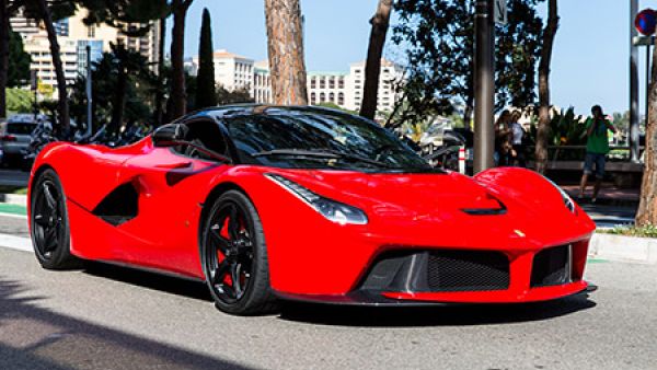 يمكن لسيارة "فيراري 812 جي.تي.إس" الوصول إلى سرعة 62 ميلاً في الساعة خلال أقل من 3 ثوان