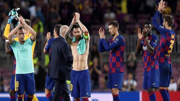لاعبو برشلونة يحييون الجماهير بعد الفوز