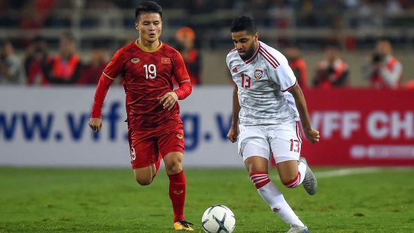 Vietnam's Nguyen Quang Hai (left) fights for the ball with UAE's Jassim Yaqoob Al Balooshi during the World Cup qualifier in Hanoi.