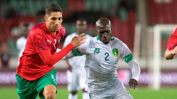 أشرف حكيمي (يسار)