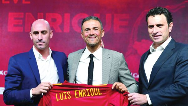 إنريكي يعود للإشرف على منتخب إسبانيا