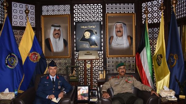  رئيس الأركان العامة للجيش الكويتي مع رئيس الاستخبارات في رئاسة الأركان العامة التركية 