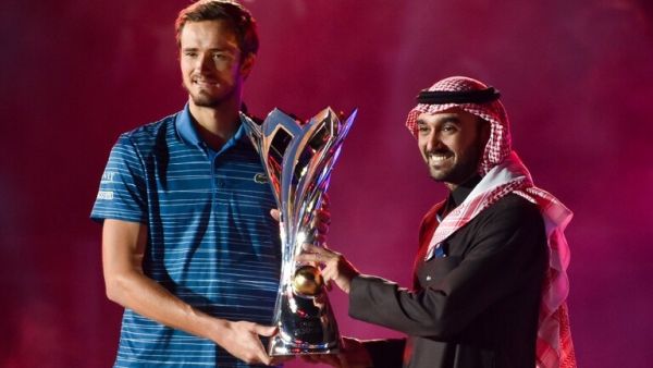 مدفيديف يتوج باللقب