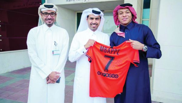 مبابي (يمين) يرتدي اللباس العربي