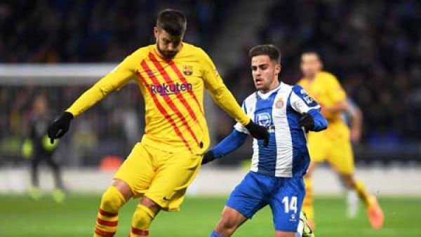 بيكيه خلال اللقاء (يسار)