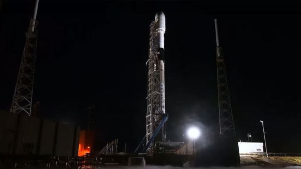 SpaceX launches 60 internet satellites