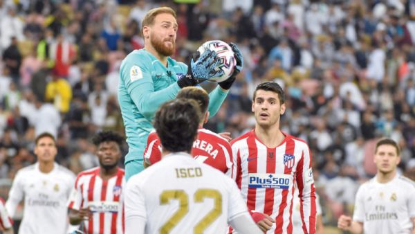 صورة التقطت أمس الأول لأوبلاك أثناء تصديه لإحدى الفرص الخطيرة