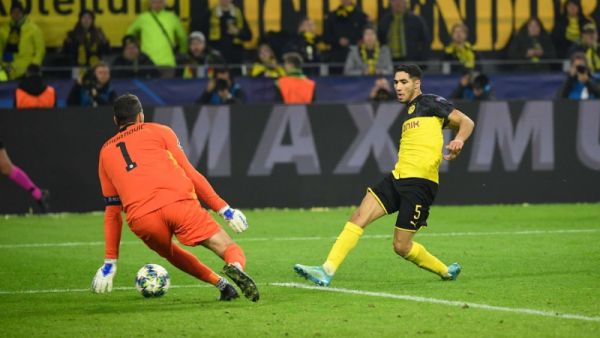 أشرف حكيمي (يمين)