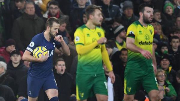 هاري كاين (يسار)