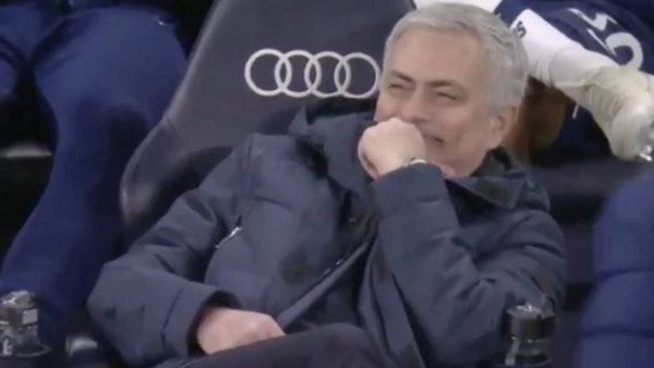 مورينيو يضحك قبل أن يعلمه مساعده بضرورة تلقي ستيرلينغ للإنذار الثاني