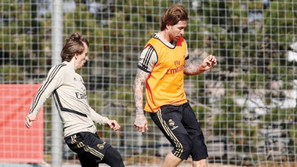راموس (يمين) خلال تدريبات ريال مدريد