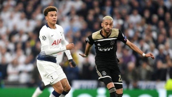 حكيم زياش (يمين)