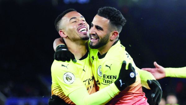 محرز وجيزوس يحتفلان بالهدف الثمين