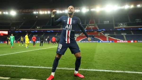 نيمار يحتفل بهدفه