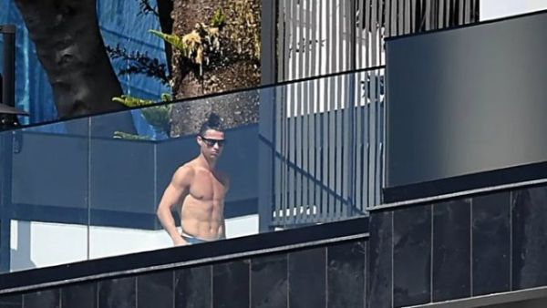 رونالدو يستمتع بالشمس في البرتغال