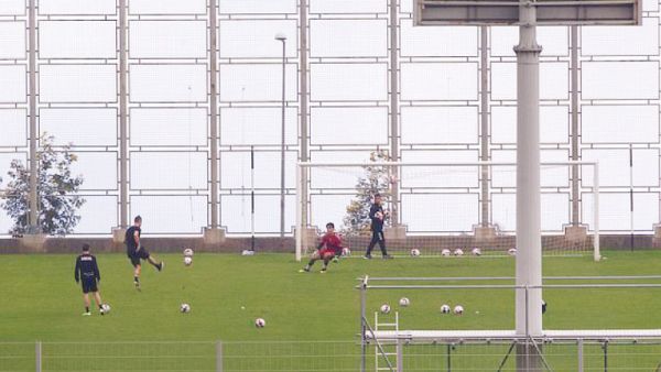 صورة نشرتها صحيفة دونتسياس البرتغالية لرونالدو يسدد الكرة خلال مشاركته في حصة تدريبية