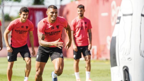 صورة لدييغو كارلوس مدافع إشبيلية يجري التدريبات الجماعية استعداداً لمواجهة ريال بيتيس