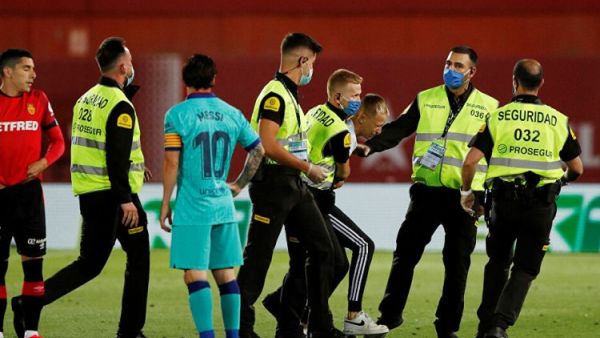 المشجع الذي اقتحم أرضية الملعب