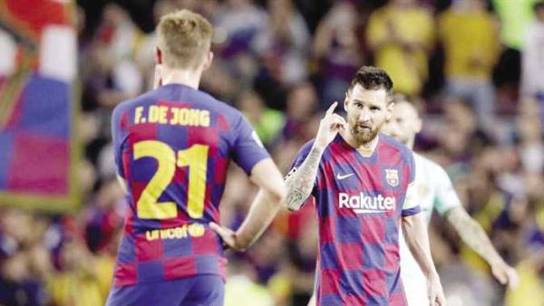 ميسي يتحدث إلى دي يونغ - صورة أرشيفية