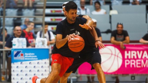 جوكوفيتش يمارس رياضة كرة السلة